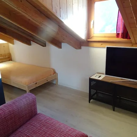 Chasa Arfusch فندق مبيت وإفطار Ardez