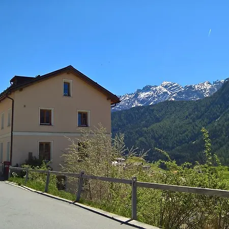 Chasa Arfusch לינה וארוחת בוקר 3*