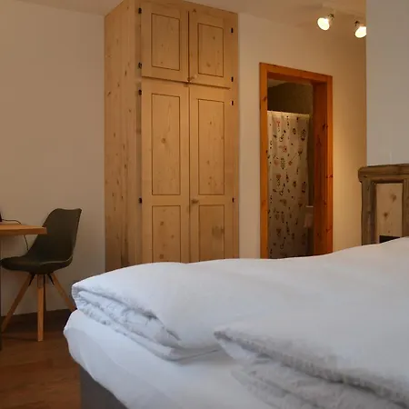 לינה וארוחת בוקר Chasa Arfusch Ardez