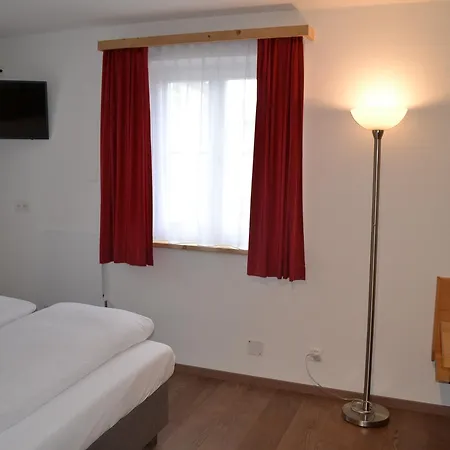 Chasa Arfusch לינה וארוחת בוקר Ardez