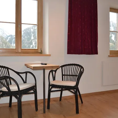 לינה וארוחת בוקר Chasa Arfusch Ardez